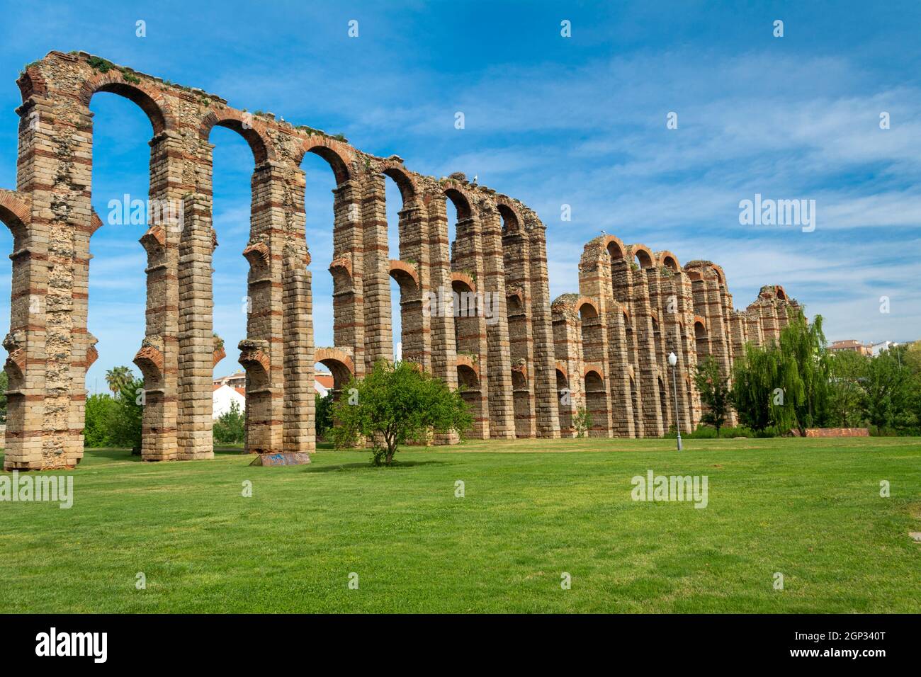 The Acueducto de los Milagros Englisch: Miraculous Aqueduct ist die Ruinen einer römischen Aquädukt Brücke, Teil des Aquädukts gebaut. Stockfoto