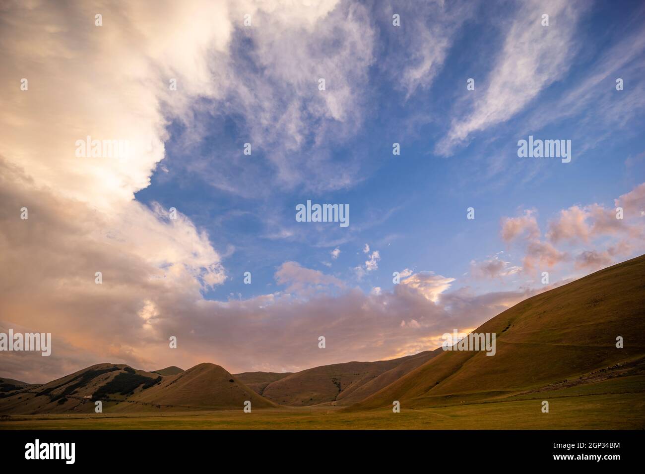 Landschaft in der Nähe von Castelluccio Dorf im Nationalpark Monte Sibillini, Region Umbrien, Italien Stockfoto