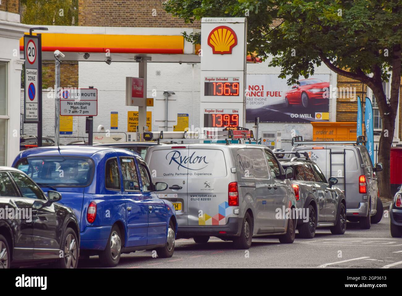Eine Schlange an einer Shell-Tankstelle in Islington, da der Treibstoffmangel weiter anhält. An vielen Tankstellen ist aufgrund des Mangels an Lkw-Fahrern im Zusammenhang mit dem Brexit und des panischen Kaufs Benzin ausgelaufen. London, Großbritannien. September 2021. Stockfoto