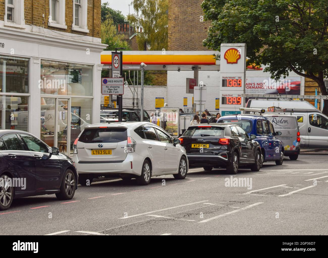 Eine Schlange an einer Shell-Tankstelle in Islington, da der Treibstoffmangel weiter anhält. An vielen Tankstellen ist aufgrund des Mangels an Lkw-Fahrern im Zusammenhang mit dem Brexit und des panischen Kaufs Benzin ausgelaufen. London, Großbritannien. September 2021. Stockfoto