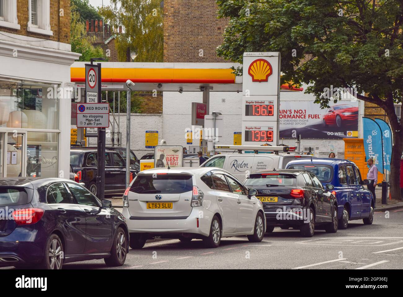 Eine Schlange an einer Shell-Tankstelle in Islington, da der Treibstoffmangel weiter anhält. An vielen Tankstellen ist aufgrund des Mangels an Lkw-Fahrern im Zusammenhang mit dem Brexit und des panischen Kaufs Benzin ausgelaufen. London, Großbritannien. September 2021. Stockfoto