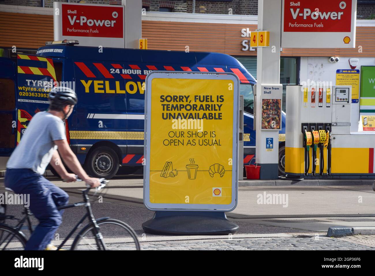 An einer Shell-Tankstelle auf der Holloway Road geht das Benzin aus, da die Kraftstoffknappheit weiter anhält. An vielen Tankstellen ist aufgrund des Mangels an Lkw-Fahrern im Zusammenhang mit dem Brexit und des panischen Kaufs Benzin ausgelaufen. London, Großbritannien. September 2021. Stockfoto