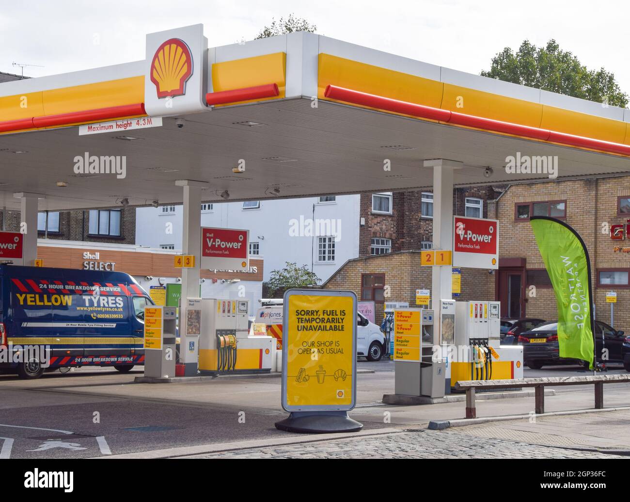An einer Shell-Tankstelle auf der Holloway Road geht das Benzin aus, da die Kraftstoffknappheit weiter anhält. An vielen Tankstellen ist aufgrund des Mangels an Lkw-Fahrern im Zusammenhang mit dem Brexit und des panischen Kaufs Benzin ausgelaufen. London, Großbritannien. September 2021. Stockfoto