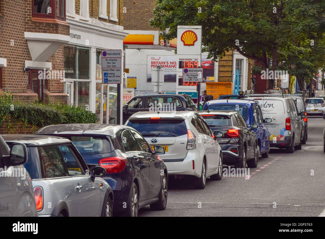 Eine Schlange an einer Shell-Tankstelle in Islington, da der Treibstoffmangel weiter anhält. An vielen Tankstellen ist aufgrund des Mangels an Lkw-Fahrern im Zusammenhang mit dem Brexit und des panischen Kaufs Benzin ausgelaufen. London, Großbritannien. September 2021. Stockfoto