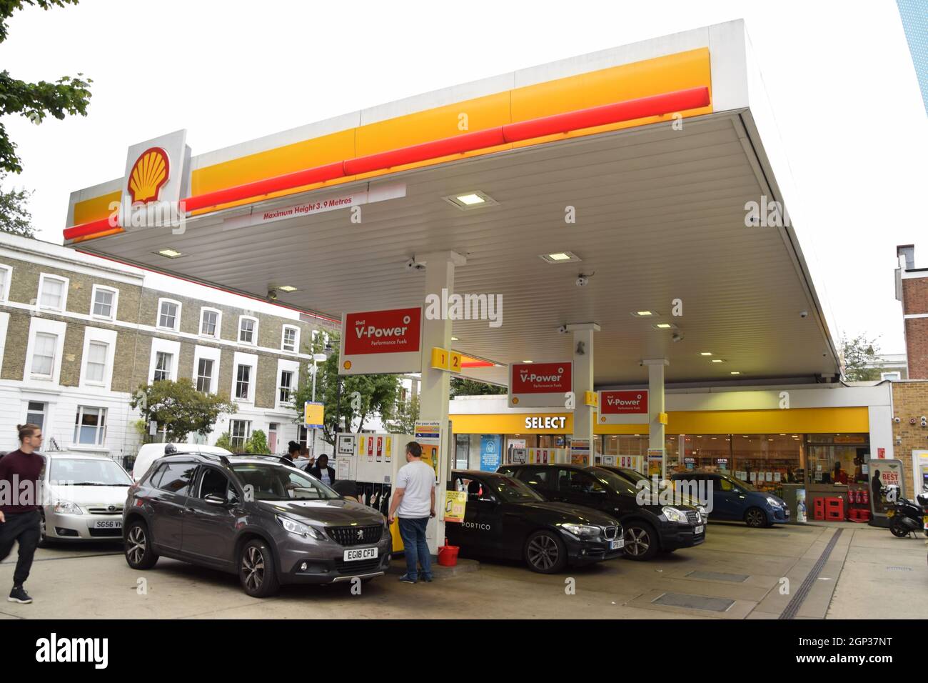 Eine geschäftige Shell-Tankstelle in Islington. An vielen Tankstellen ist aufgrund des Brexit-Mangels an Lkw-Fahrern Benzin ausgelaufen. London, Großbritannien. September 2021. Stockfoto