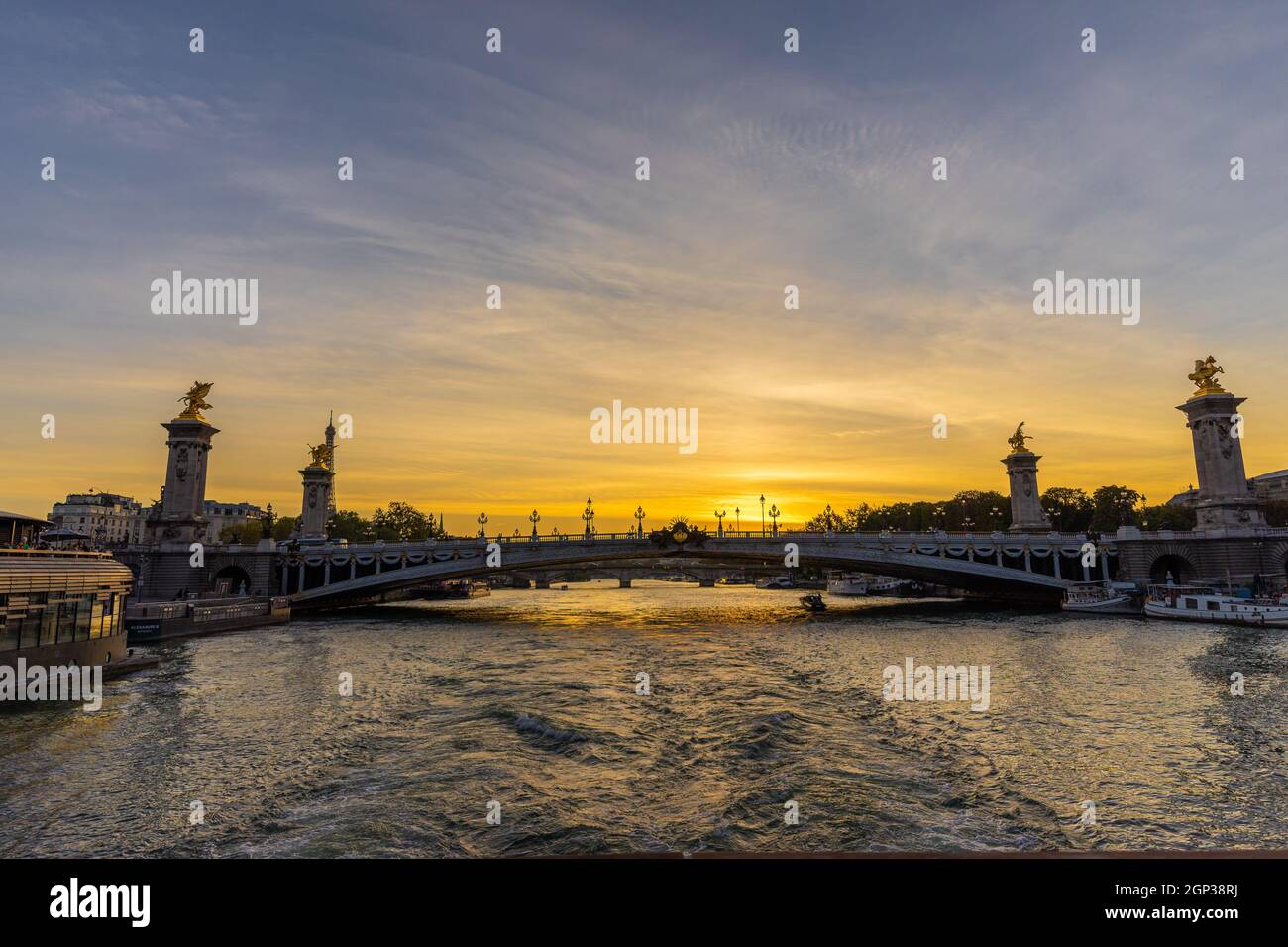 Alexander-III-Brücke in Paris vom Sena aus Stockfoto