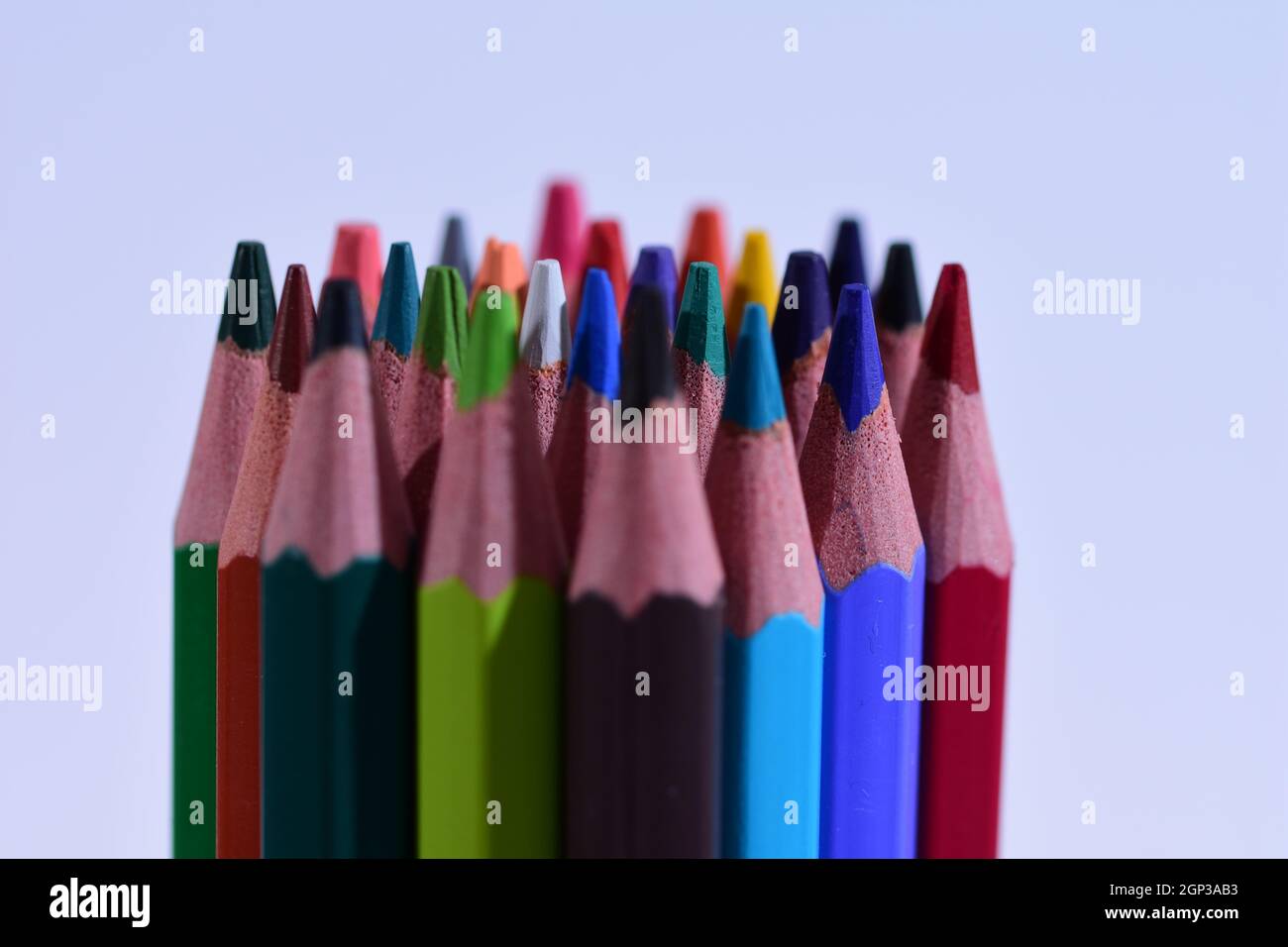 Mehrfarbige Bleistifte auf weißem Hintergrund, Schärfentiefe geschärft. Hintergrund. Stockfoto