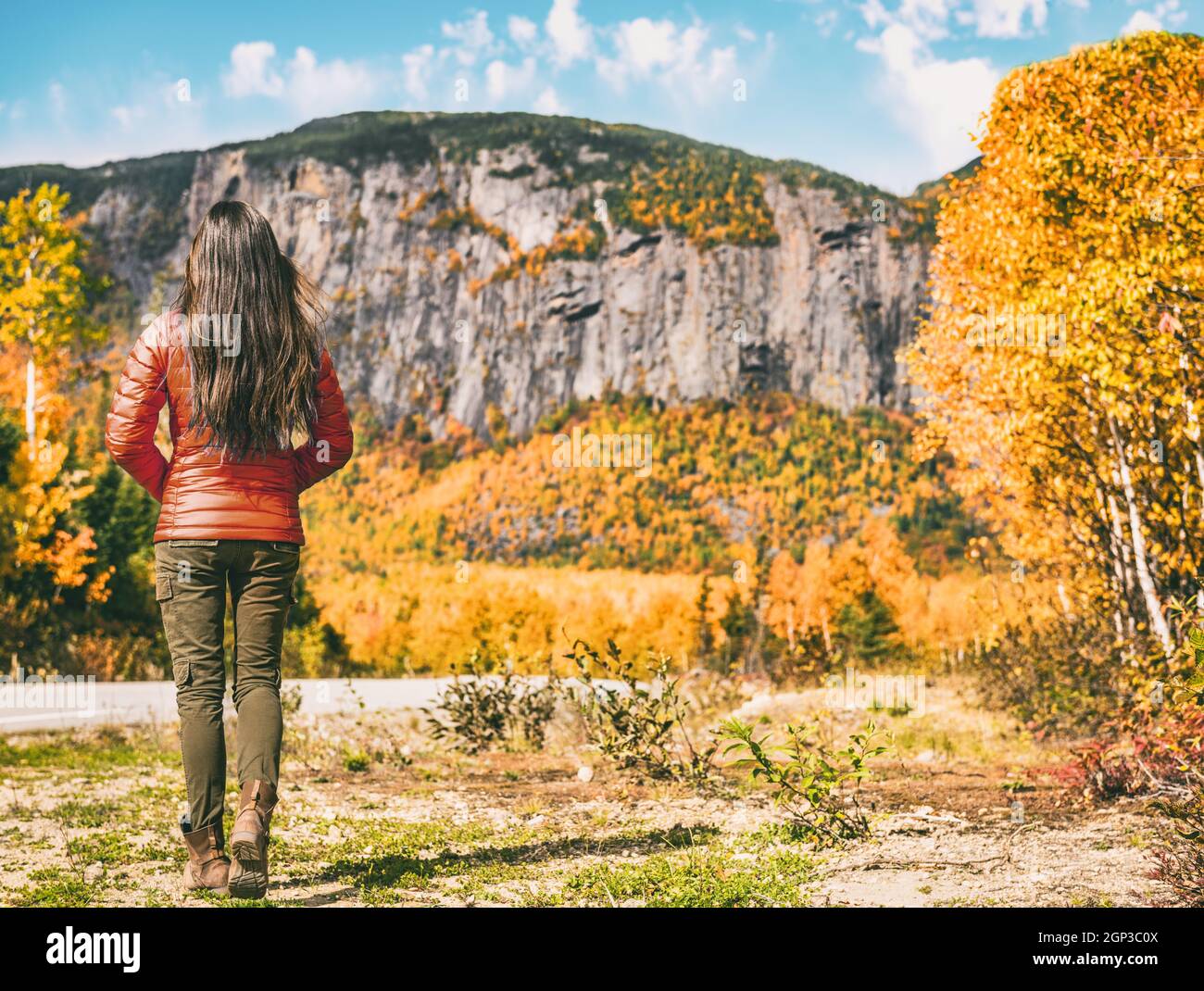 Herbstwanderung Frau Tourist Wandern in der Natur im Freien von Quebec Reise Herbst Ziel Hautes Gorges de la Malbaie, Charlevoix, Kanada Urlaub Stockfoto