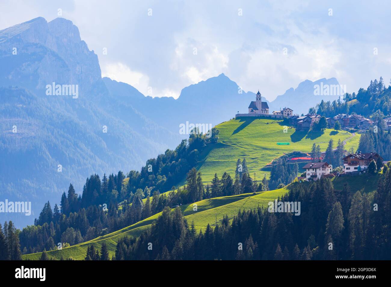 Mountainous landscape with villages of Colle Santa Lucia with church in Dolomites, South Tyrol, Italy Stockfoto