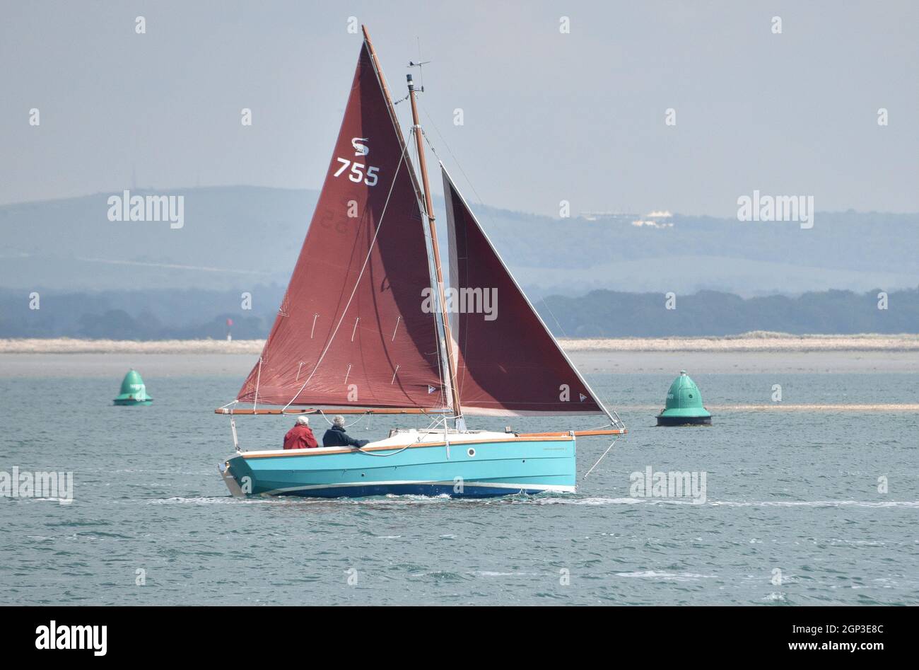 Cornish Shrimper segelt im Hafen von Chichester Stockfoto