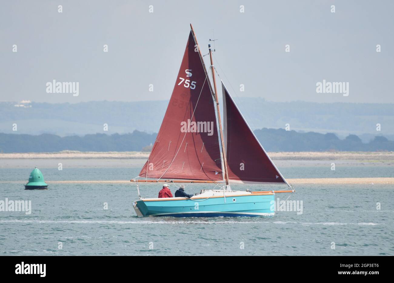 Cornish Shrimper segelt im Hafen von Chichester Stockfoto