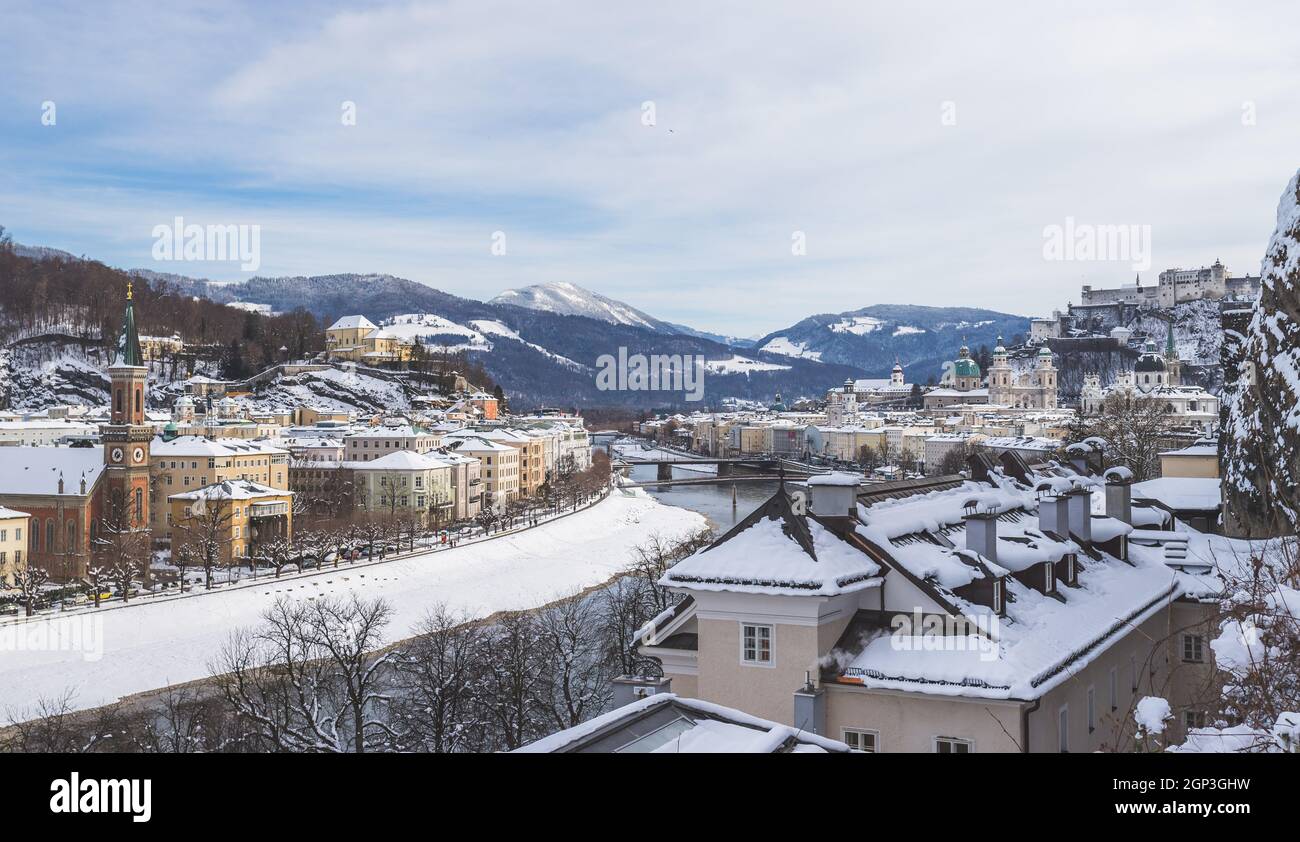 Panorama von Salzburg im Winter: Verschneite Altstadt Stockfoto