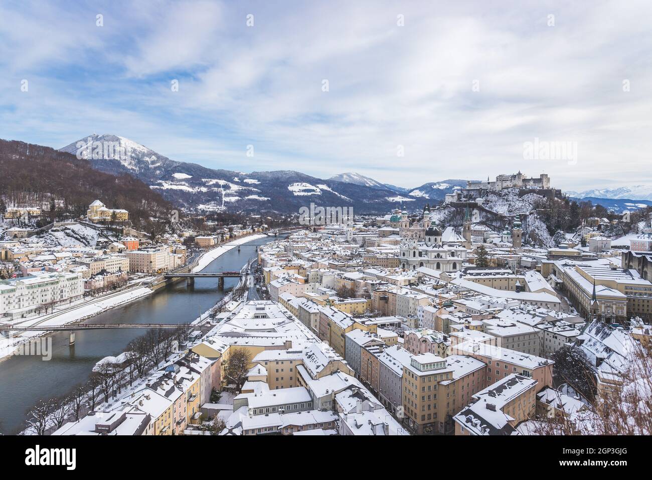 Panorama von Salzburg im Winter: Verschneite Altstadt Stockfoto