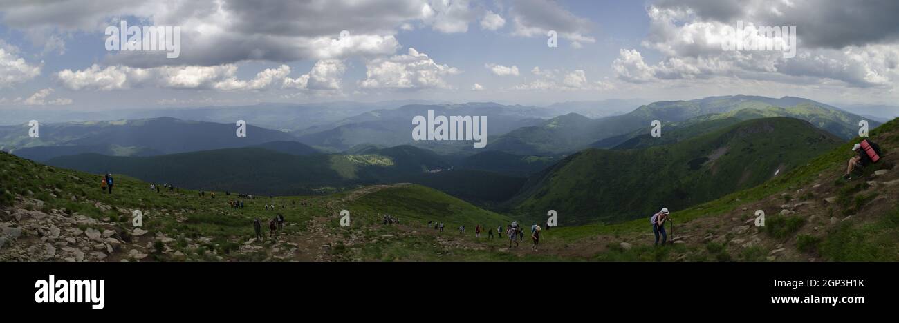 Sommerlandschaft in den Karpaten. Blick auf den Berg Hoverla, den höchsten Gipfel der Ukraine. Breites Panorama, Tourismus, Urlaub, Urlaub. Stockfoto