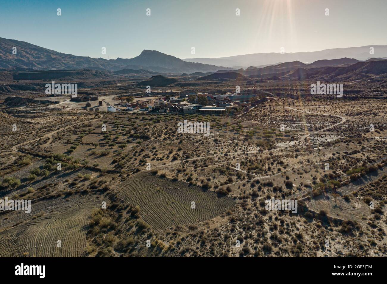 Drohne über Ansicht von Tabernas Desert Landscape Texas Hollywood Fort Bravo der Themenpark im westlichen Stil in Almeria Andalusien Spanien Europa Stockfoto