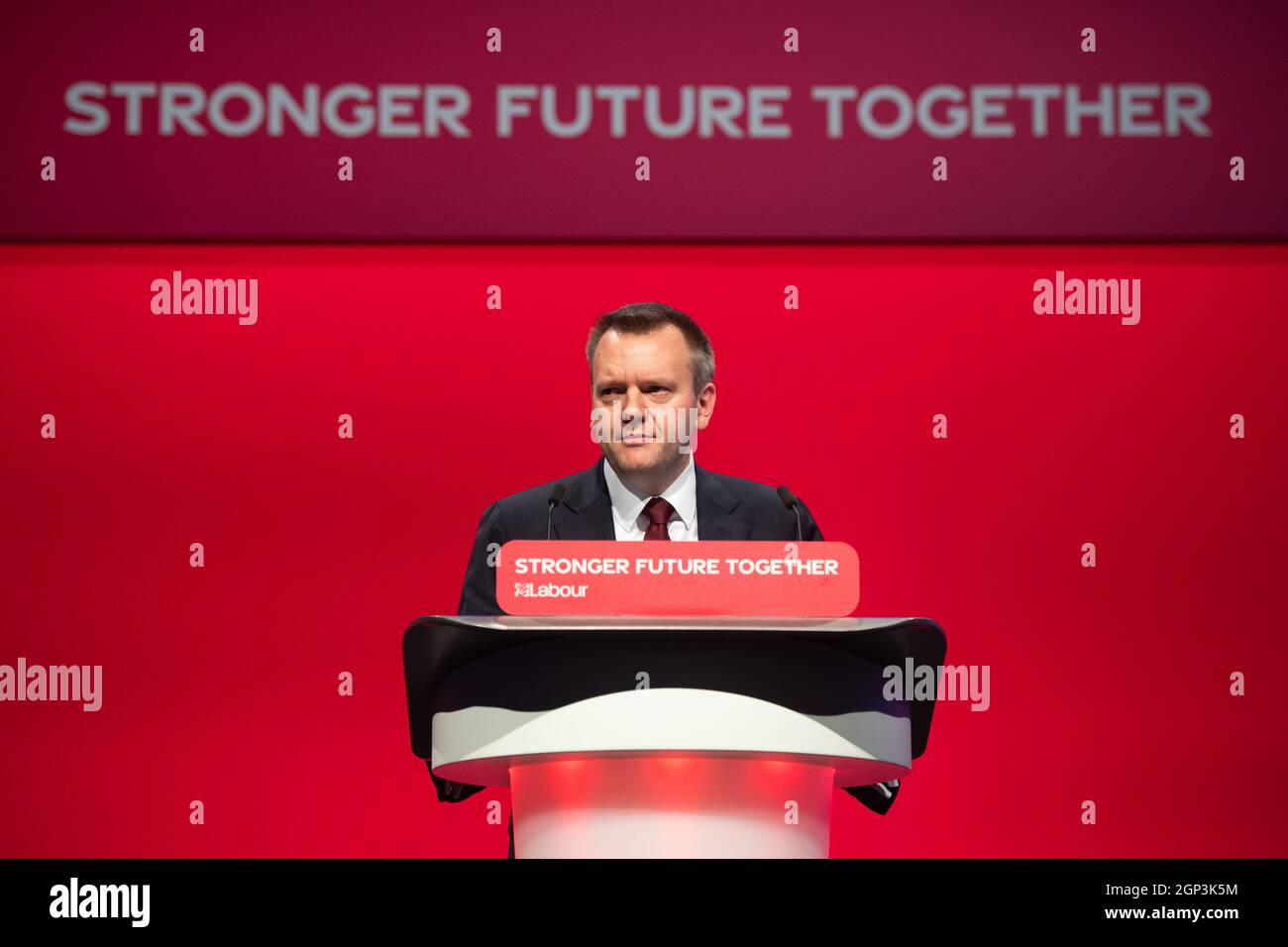 Brighton, Großbritannien. 28. September 2021. Nick Thomas-Symonds, Schatten-Innenminister, spricht während der Labour Party Conference 2021 in Brighton. Bilddatum: Dienstag, 28. September 2021. Bildnachweis sollte lauten: Matt Crossick/Empics/Alamy Live News Stockfoto