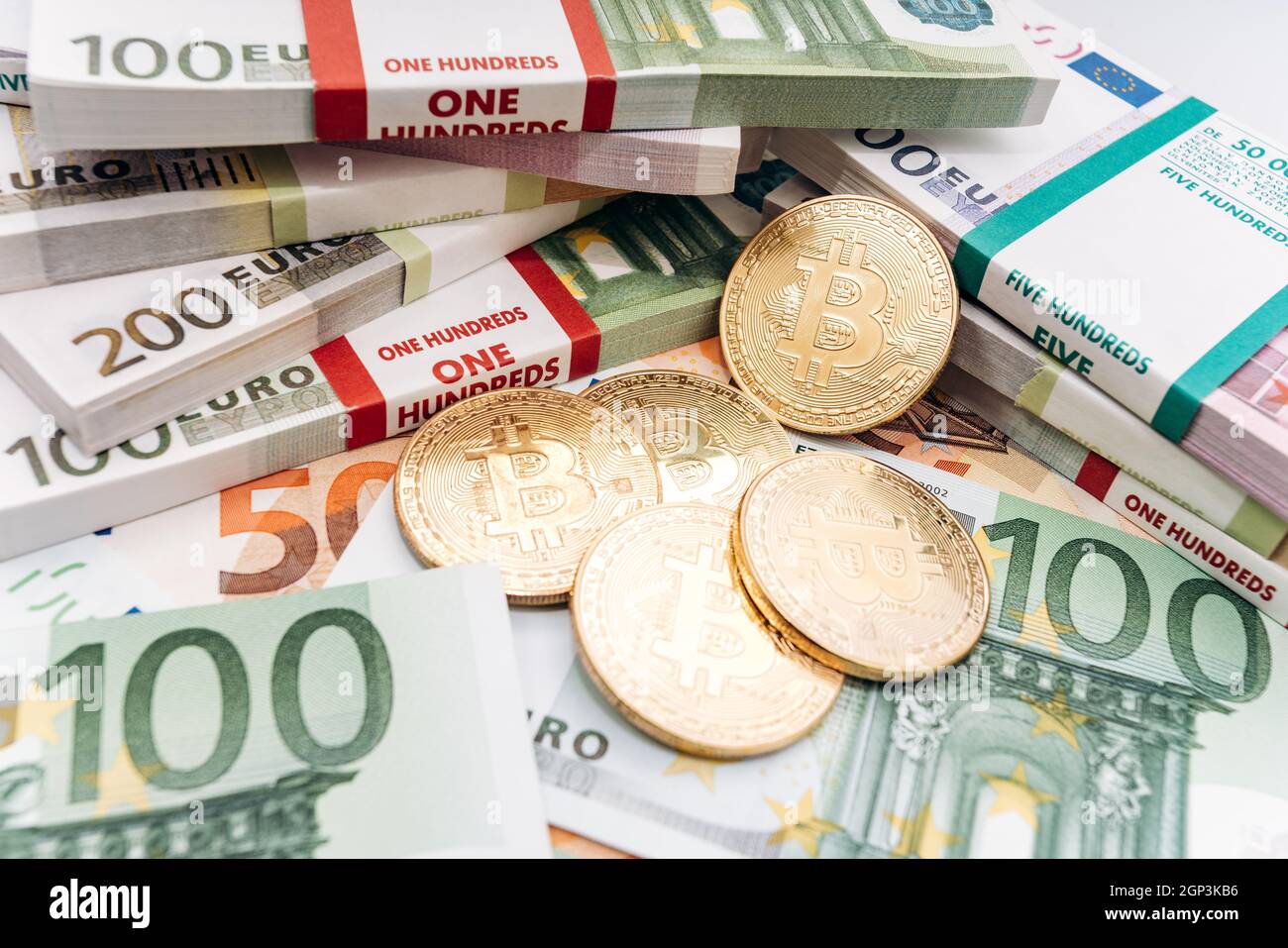 Crypto Währung Konzept - ein bitcoin mit Euro-Rechnungen. Bitcoin und Euro-banknoten. Cryptocurrency liegt auf dem Geld Stockfoto