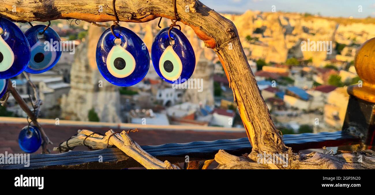 Die böse Augenperle, die vom Baum hängt. Der türkische Name ist „Nazar Boncuğu“. Stockfoto