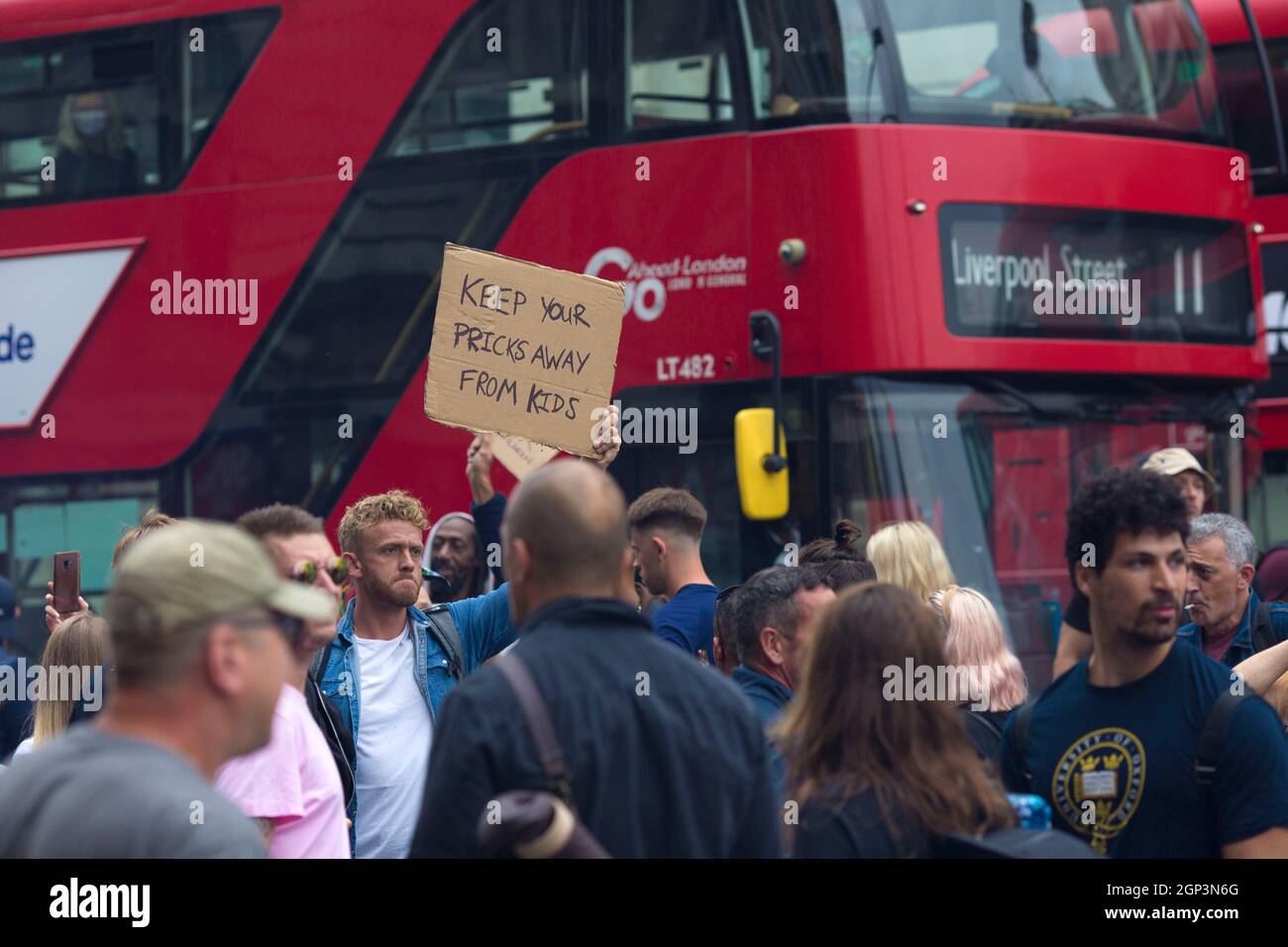 Demonstranten gegen die Lockdown-Beschränkungen von Covid-19 und Impfpass versammeln sich und marschieren während einer weltweiten Kundgebung für die Freiheit in London am 24. Juli 2021 Stockfoto