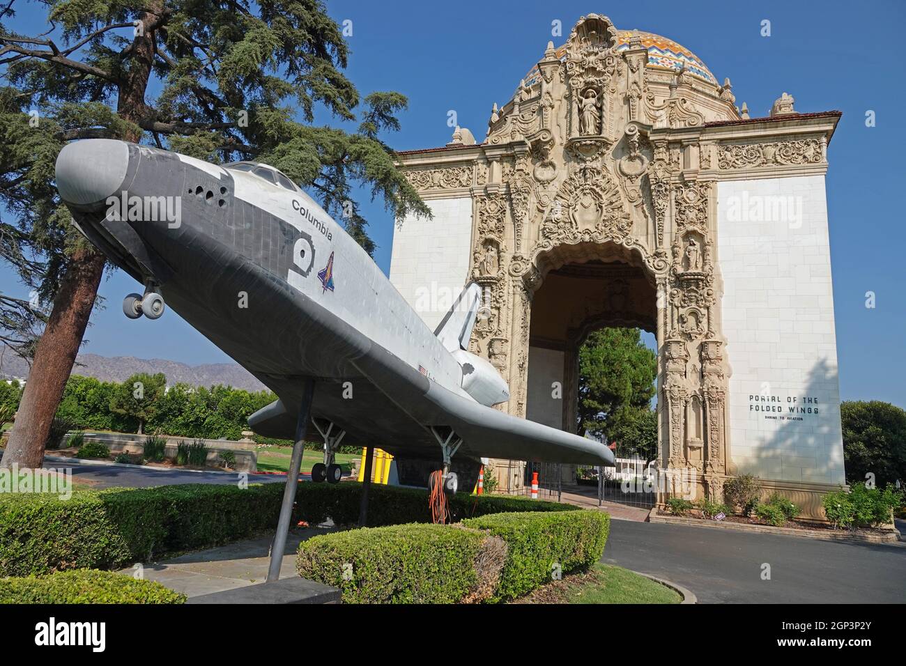Burbank, CA / USA - 26. September 2021: Das Portal des Falteten Flügel-Schreins zur Luftfahrt wird auf dem Pierce Brother Valhalla Memorial Park Friedhof gezeigt. Dies Stockfoto