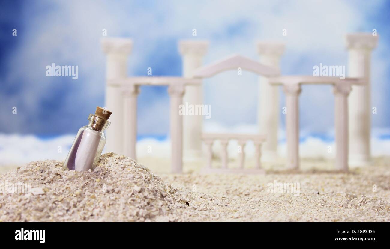 Tropischer Strand mit Ruinen im römischen Stil und Message in Bottle Stockfoto