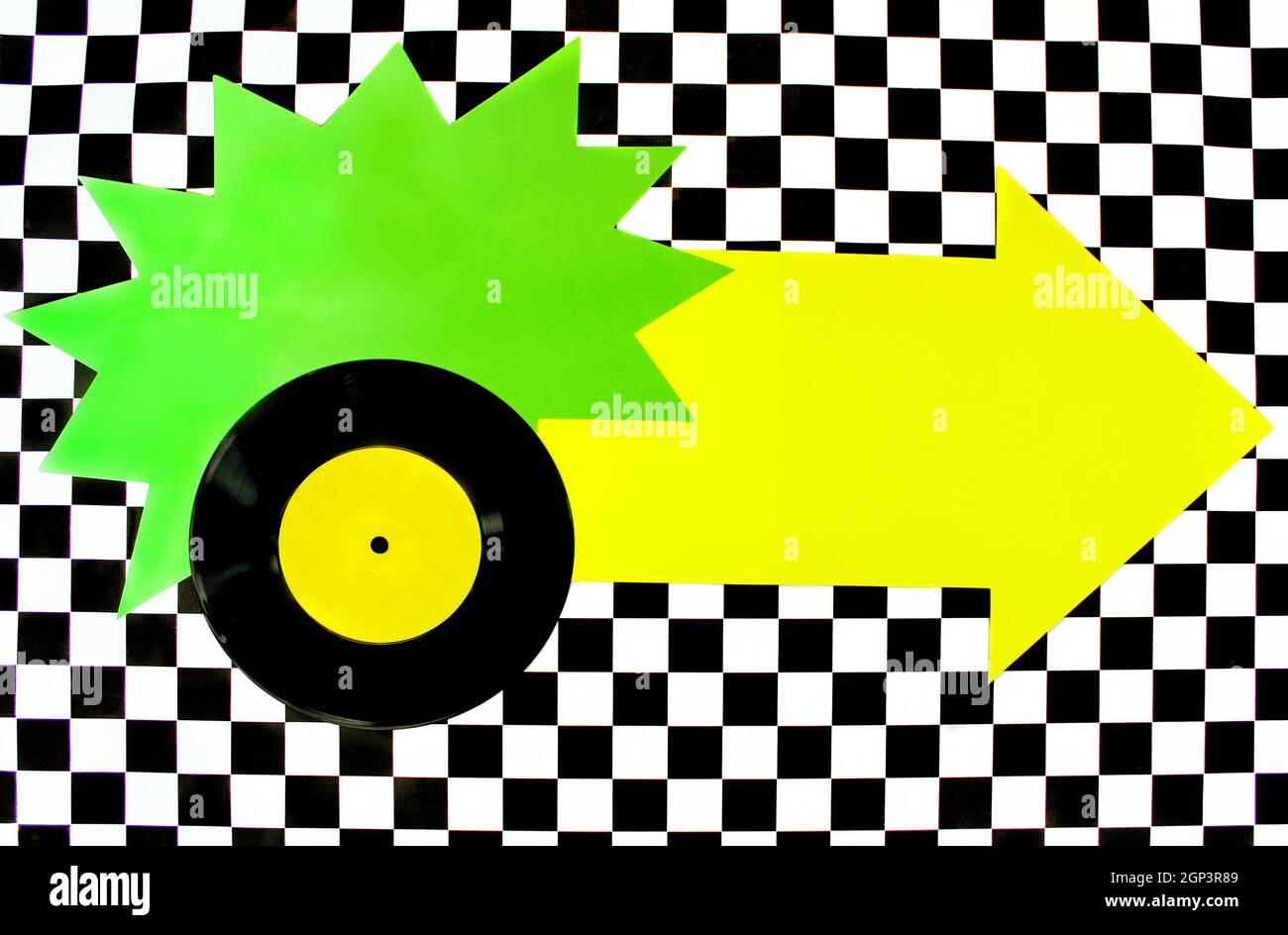 Foto von 45rpm Rekord mit bunten Formen auf Fliesenboden Stockfoto