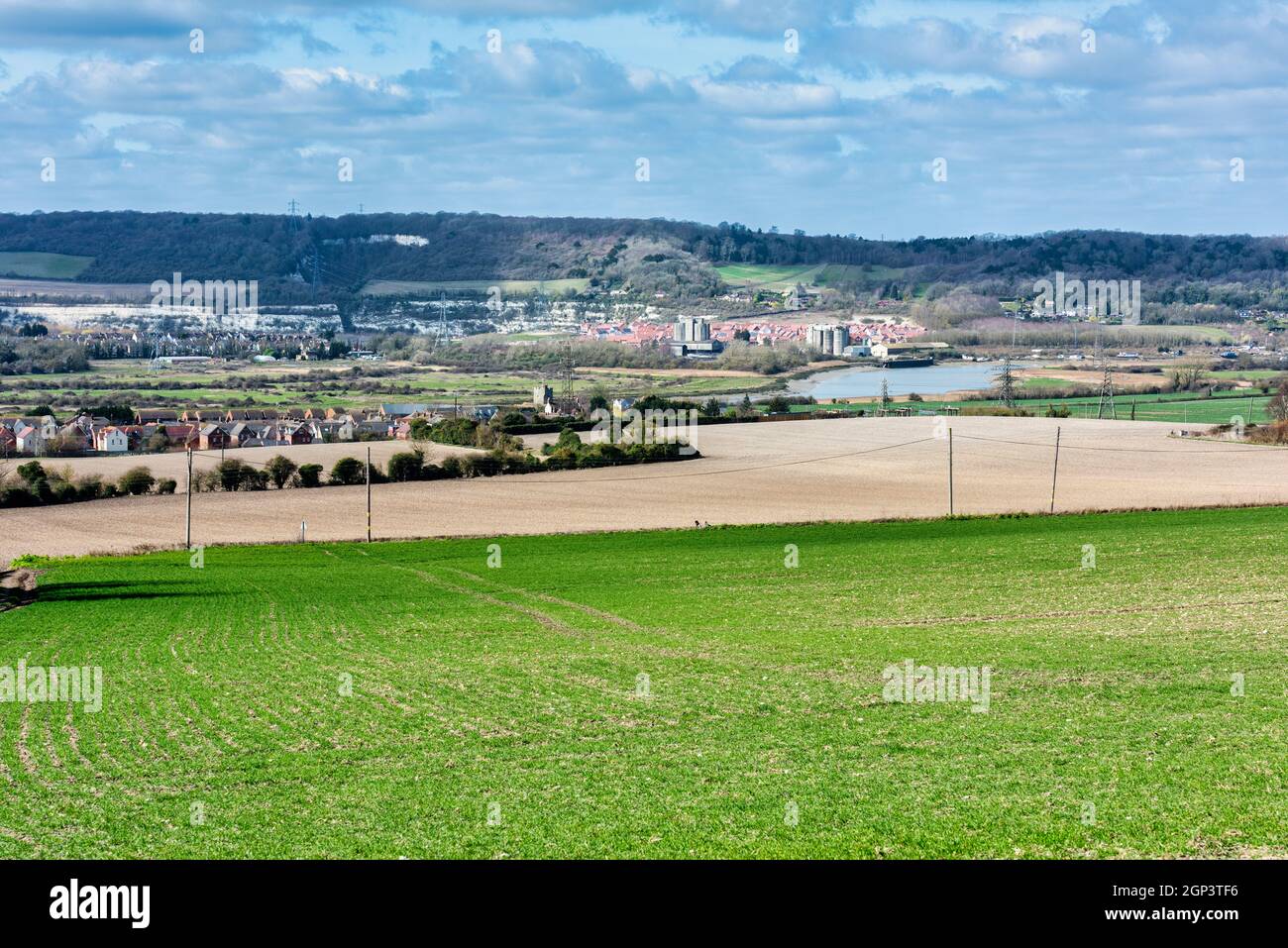 Blick auf Wouldham, River Medway und All Saints Church in der Nähe von Rochester, Kent, England, von den North Downs aus gesehen Stockfoto