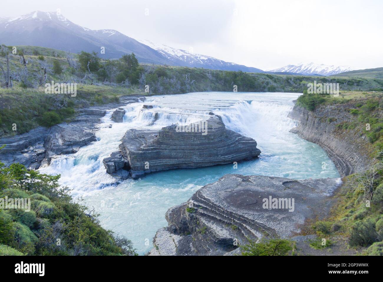 Rio Paine Wasserfall zu sehen, Torres del Paine Nationalpark, Chile. Chilenischen Patagonien Landschaft Stockfoto