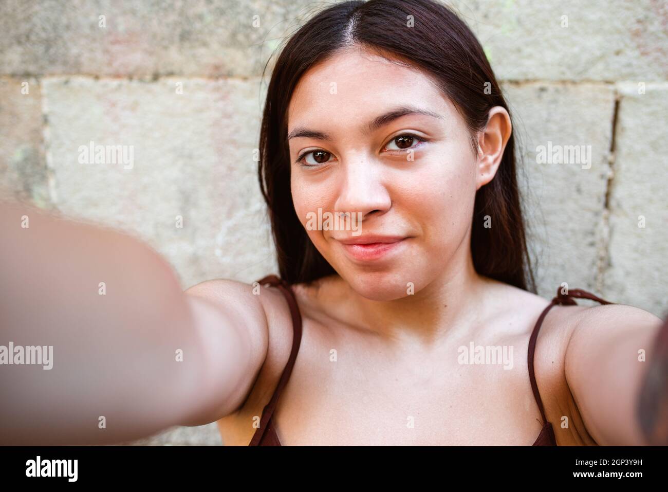 Standpunkt der Aufnahme einer jungen chinesin, die sich mit ihrem Smartphone ein Bild gemacht hat Stockfoto