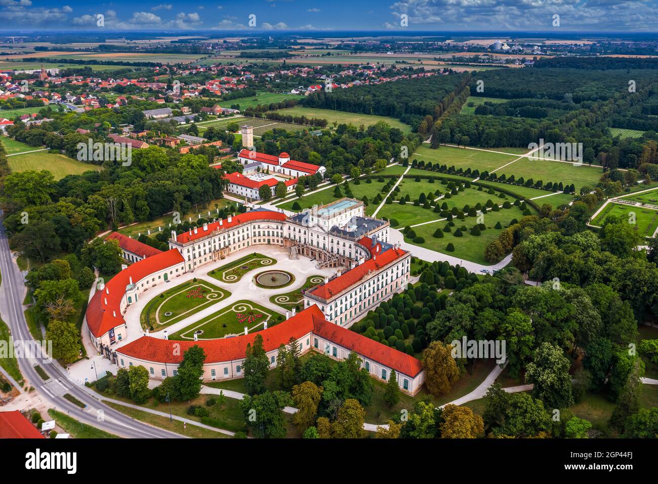 Fertod, Ungarn - Luftpanorama auf das schöne Schloss Esterhazy (Esterhazy-kastely) und den Garten in Fertod, in der Nähe von Sopron an einem sonnigen Sommertag Stockfoto