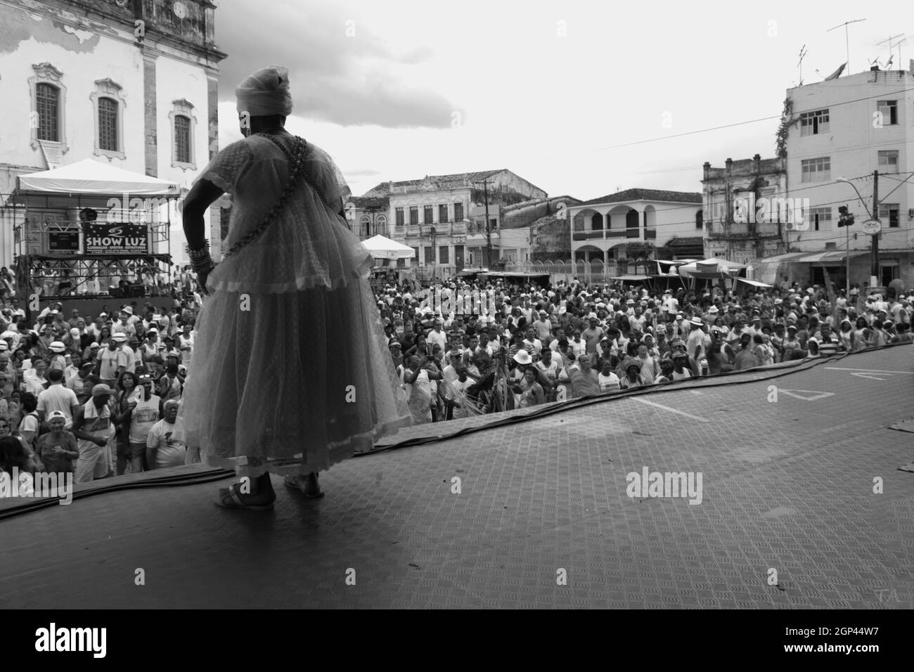 Salvador, Bahia, Brasilien - 02. Februar: Mitglied der ehrwürdigen Religion nimmt an einer Partei zu Ehren von Yemanja in der Stadt Salvador Teil. Stockfoto