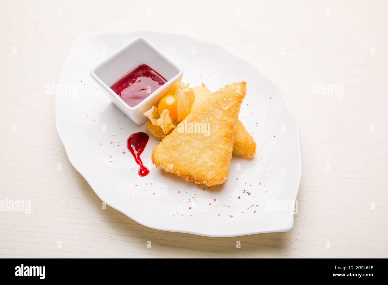 Torten mit Hühnerleber, Kartoffeln, Fleisch, Kohl. Pilzkuchen. Gekochte Muscheln mit Gewürzen. Stockfoto