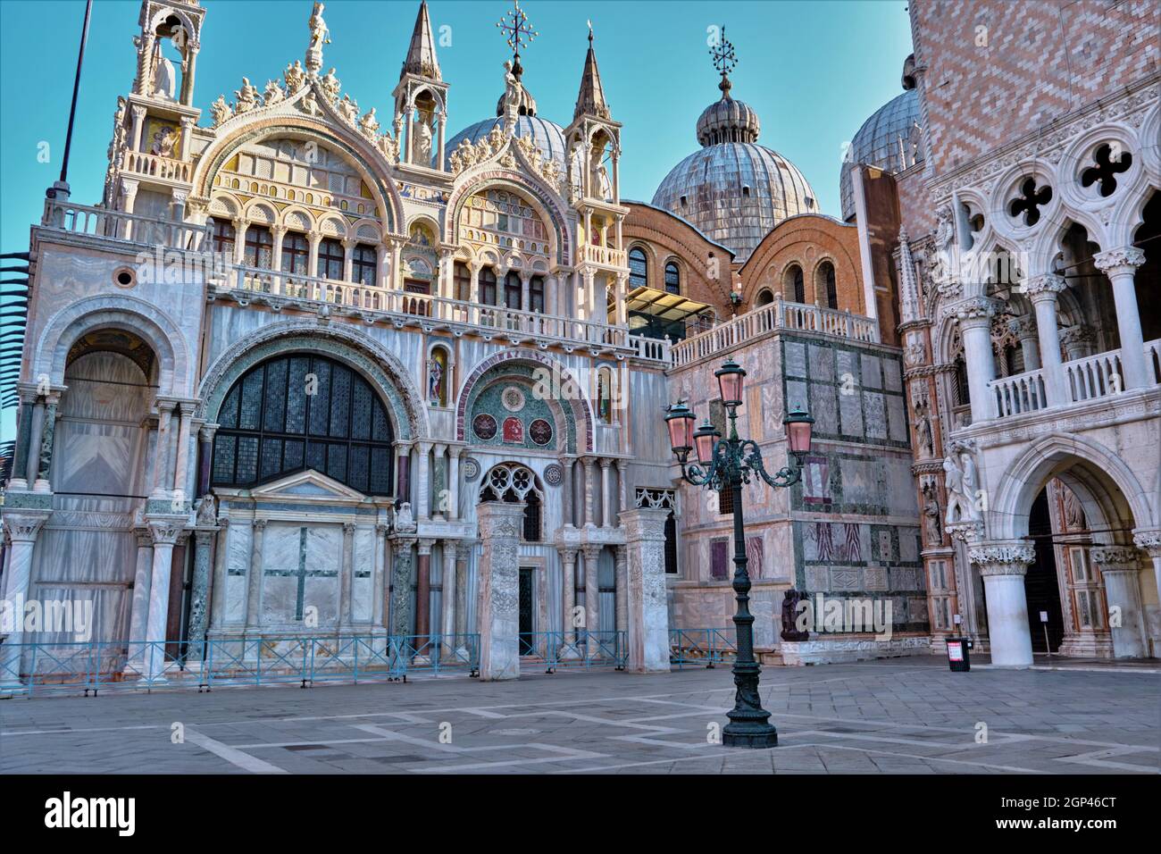 Blick auf den Markusplatz. Die Seite der Markusbasilika und ein Teil des Dogenpalastes sind zu sehen. Venedig, Italien Stockfoto