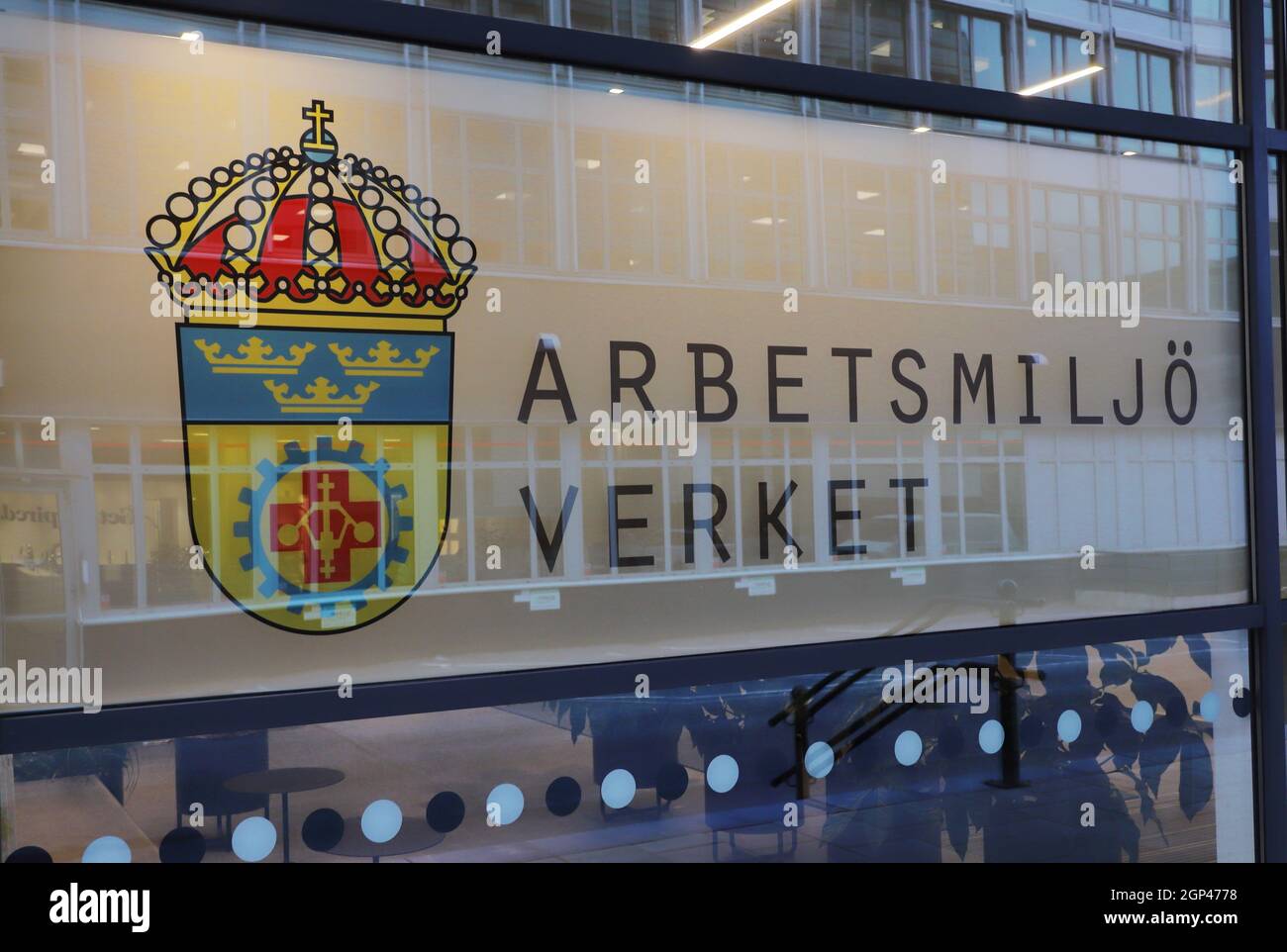 Solna, Schweden - 16. September 2021: Die schwedische Arbeitsumweltbehörde (arbetsmilejoverket), Büroeingang und Schild. Stockfoto