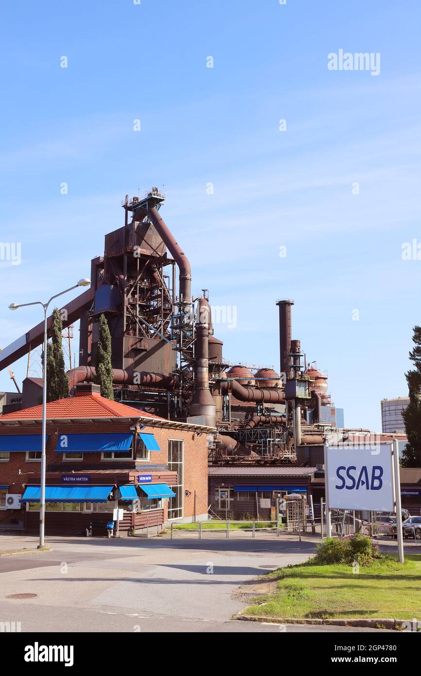 Lulea, Schweden - 24. August 2021: Blick auf das Westtor und den Hochofen im Stahlwerk SSAB. Stockfoto