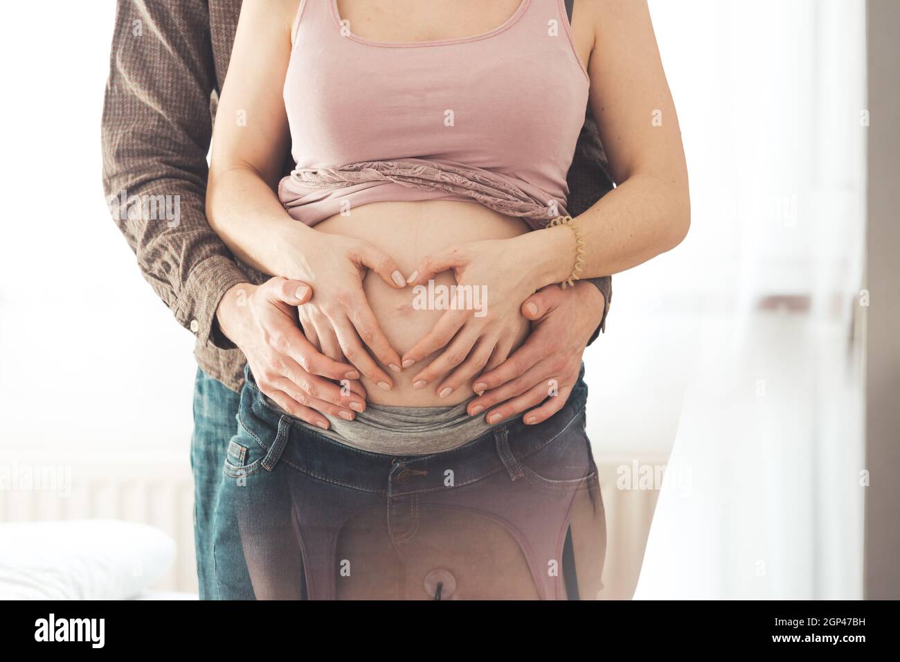 Nahaufnahme von schwangeren Mutter und Vater, umarmt den Bauch, kaukasisch Stockfoto