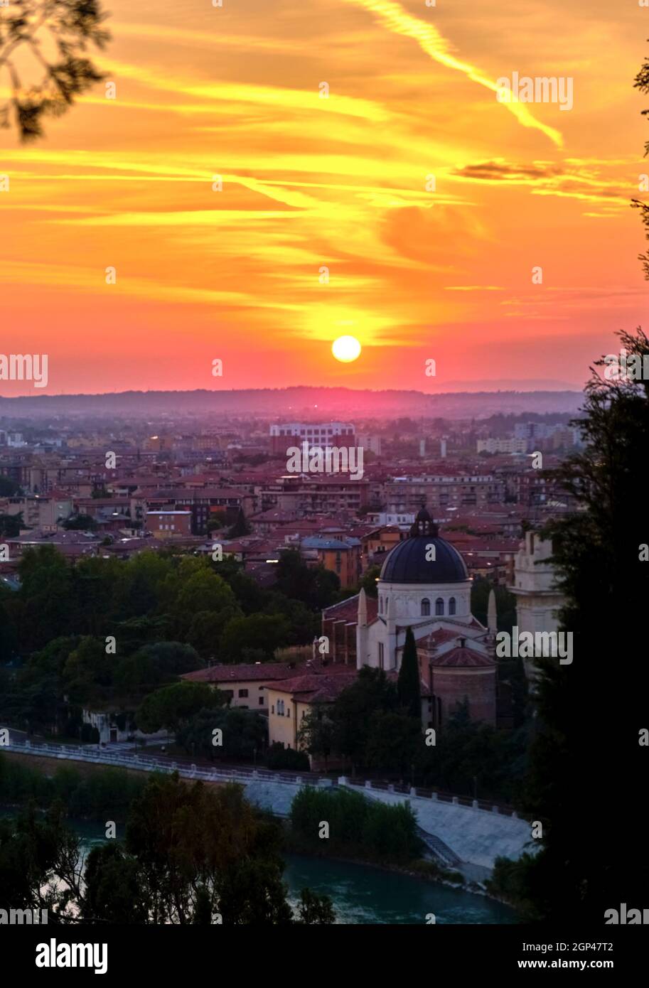 Sommeruntergang über der Stadt Verona, Italien, vom Punto Panoramico di Castel San Pietro aus gesehen ab Sommer 2021 Stockfoto