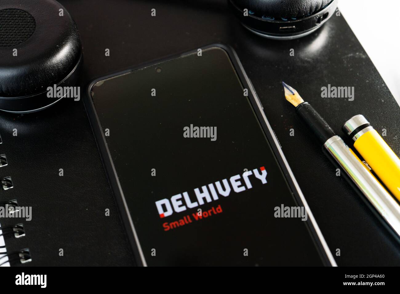 Flatlay-Aufnahme mit einem Mobiltelefon, das die Delhivery-App des indischen Logistik-Startups zeigt und Unternehmen im E-Commerce mit Abholung und Lieferung unterstützt Stockfoto