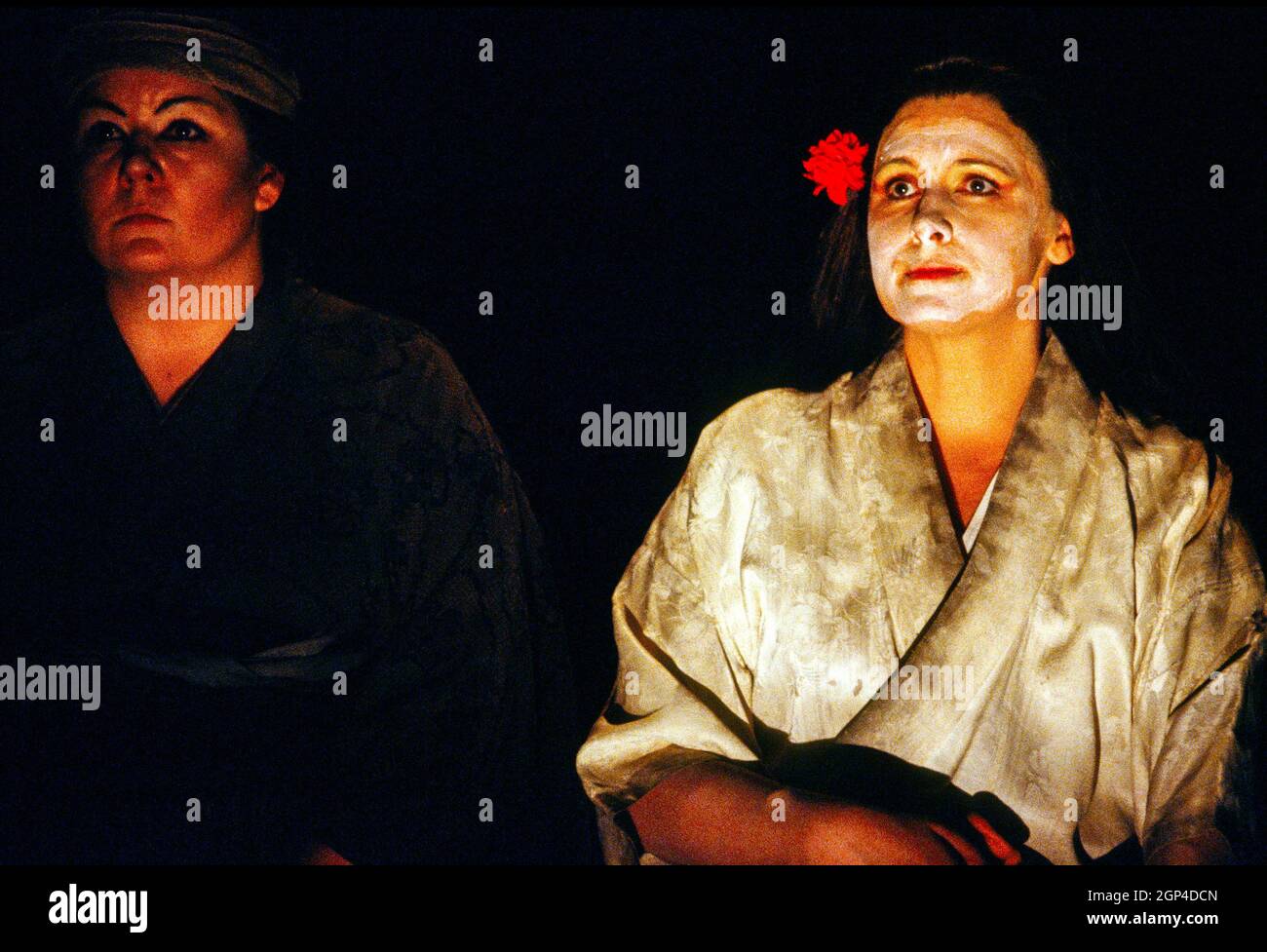 l-r: Anne-Marie Owens (Suzuki), Janice Cairns (CIO-CIO-San / Madame Butterfly) in MADAME BUTTERFLY von Puccini an der English National Opera (ENO), London Coliseum, London WC2 18/11/1989 Musik: Giacomo Puccini Libretto: Luigi Illica und Giuseppe Giacosa Dirigent: Antonio Pappano Design: Stefanos Lazaridis Originalbeleuchtung: Matthew Richardson von Paul Taylor wiederbelebt Graham Vick wurde von John Lloyd Davies wiederbelebt Stockfoto