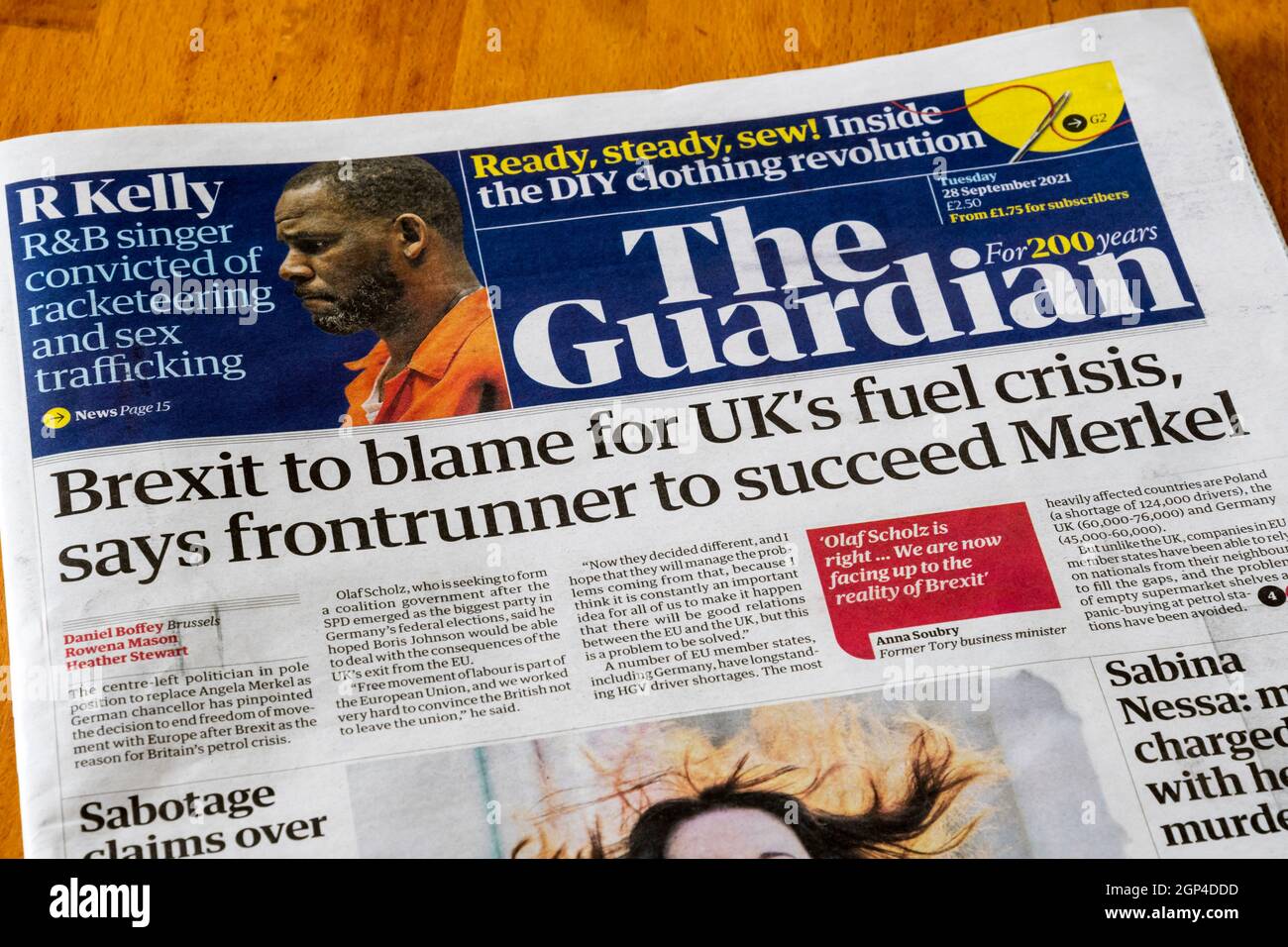 Die Überschrift des Guardian vom 28. September 2021 berichtet, dass Olaf Scholz sagte, dass der Brexit die Ursache für die Kraftstoffkrise Großbritanniens sei. Stockfoto