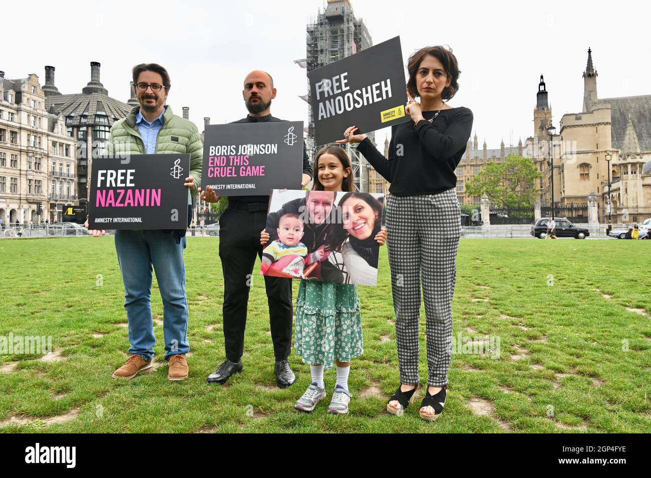 Aryan Ashoori, Gabriella Ratcliffe, Elika Ashoori. Fotoaktion zur freien Nazanin-Kampagne, um zu markieren, dass Nazanin Zaghari-Ratcliffe 2000 Tage lang im Iran inhaftiert war. Parliament Square, London. VEREINIGTES KÖNIGREICH Stockfoto