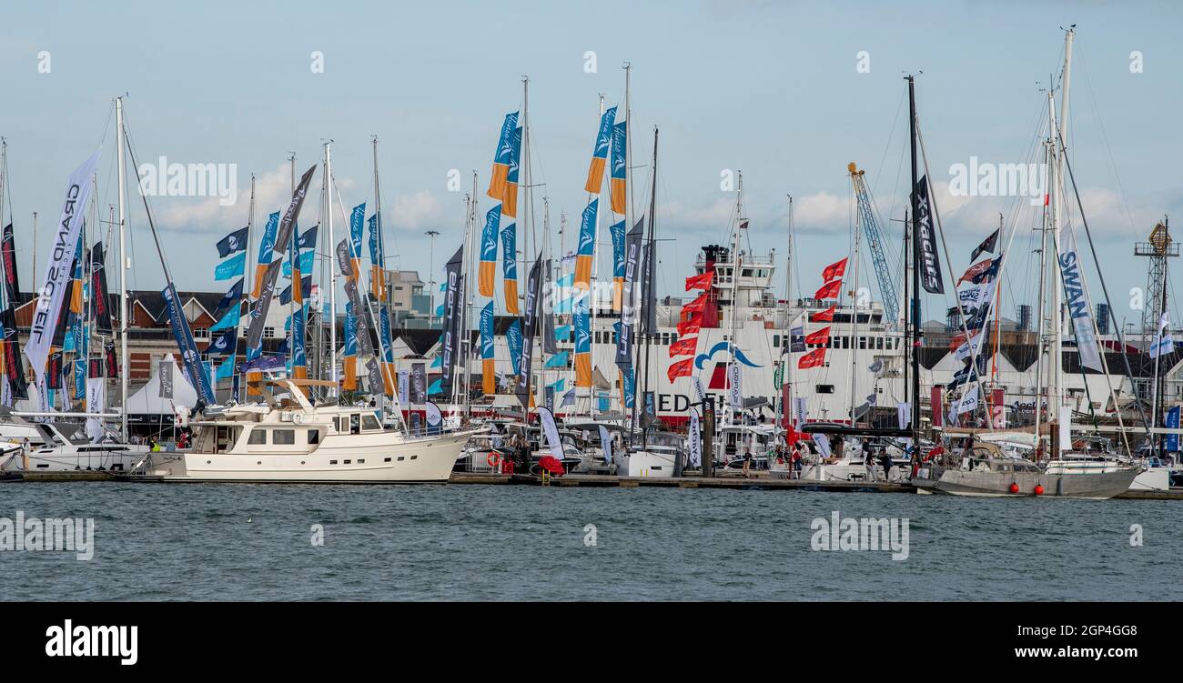 Southampton, England, Großbritannien. 2021. Blick vom Southampton Water auf die jährliche Bootsausstellung im Mayflower Park und entlang der Uferpromenade. Stockfoto