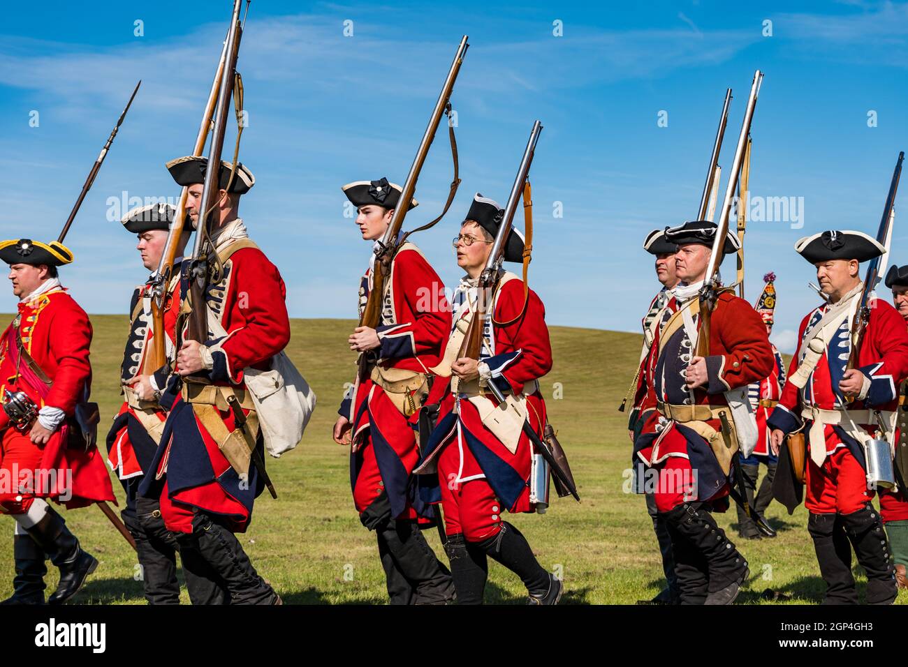 Hannoversche Soldaten und Offiziere marschieren in einem historischen Kostüm zur Nachstellung der Schlacht von Prestonpans, East Lothian, Schottland, Großbritannien Stockfoto