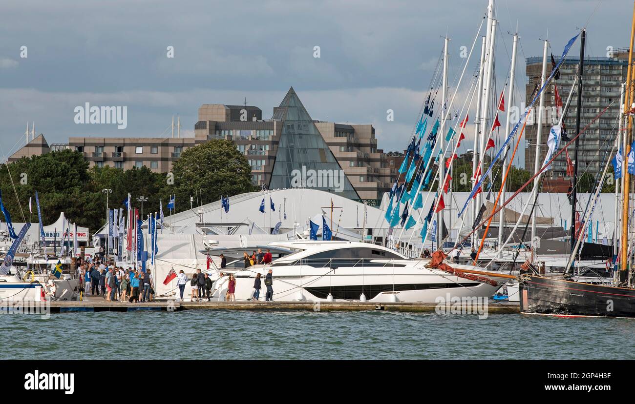 Southampton, England, Großbritannien. 2021. Blick von Southampton auf das Wasser der Zuschauer bei der jährlichen Bootsschau im Mayflower Park und am Wasser. Stockfoto