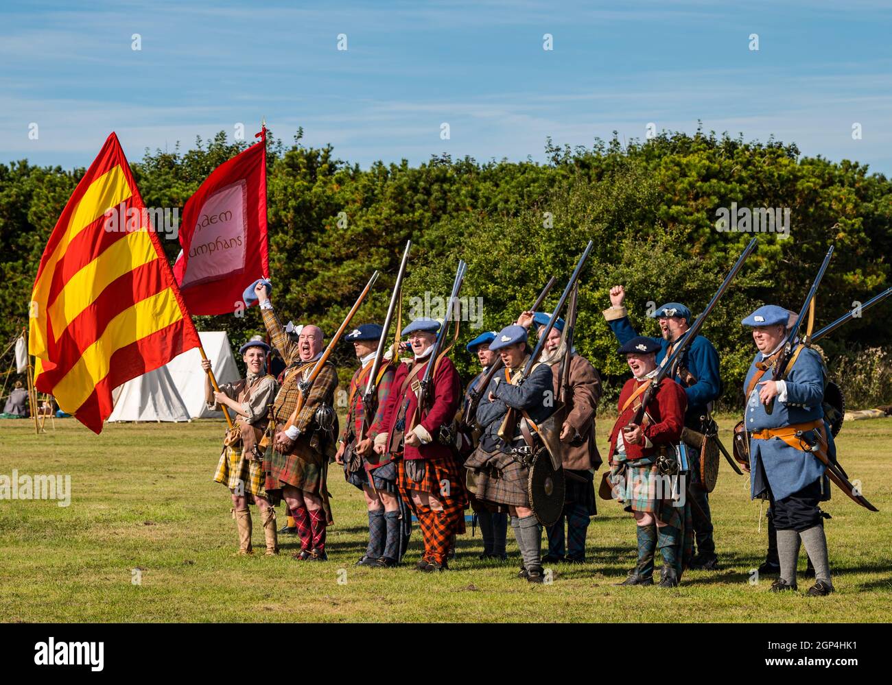 Jacobite Schotten in historischen Kostümen jubeln für Nachstellung der Schlacht von Prestonpans, East Lothian, Schottland, Großbritannien Stockfoto
