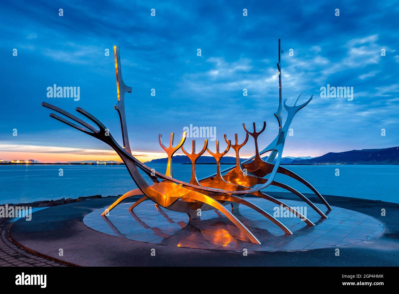 REYKJAVIK, ISLAND. DIE SKULPTUR DES SUN VOYAGER BOOTES IN REYJAVIK. Stockfoto