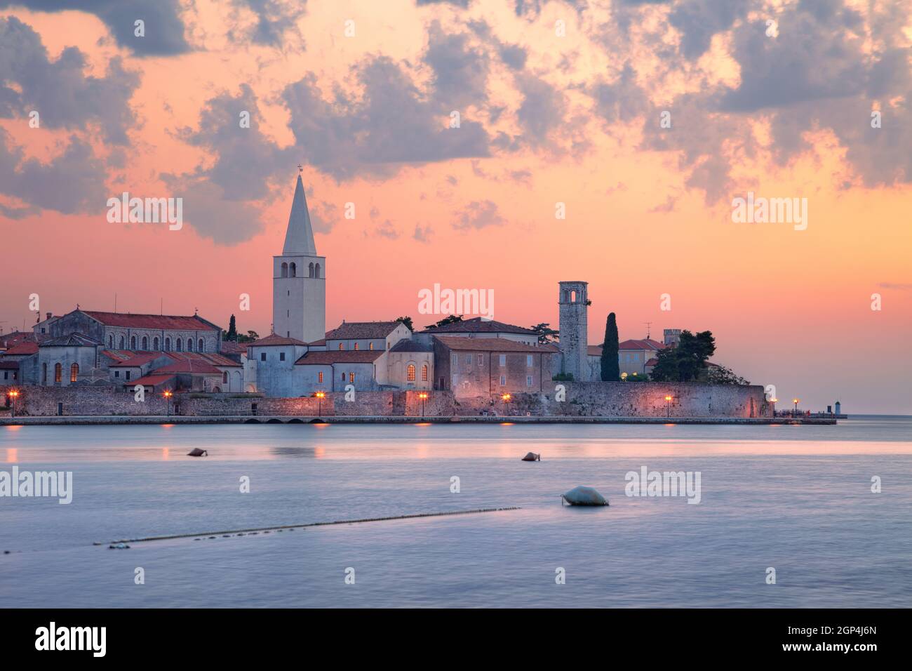 Porec, Kroatien. Stadtbild von Porec, Kroatien mit der Basilika von Phrasius, die sich bei Sonnenuntergang auf der istrischen Halbinsel befindet. Stockfoto