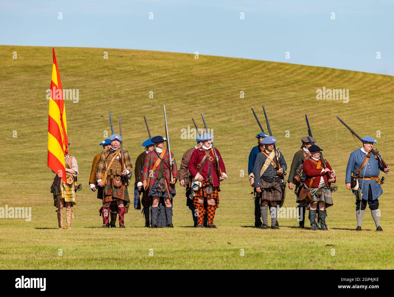 Jacobite Schotten in historischen Kostüm mit Gewehren für Nachstellung der Schlacht von Prestonpans, East Lothian, Schottland, Großbritannien Stockfoto