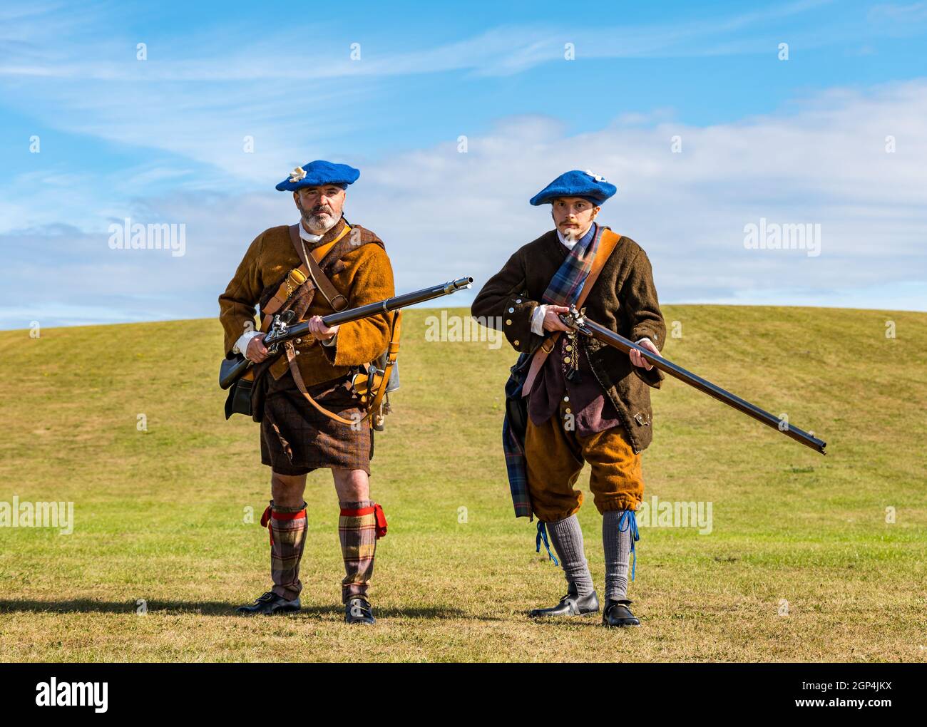 Jacobite Schotten in historischen Kostüm mit Gewehren für Nachstellung der Schlacht von Prestonpans, East Lothian, Schottland, Großbritannien Stockfoto