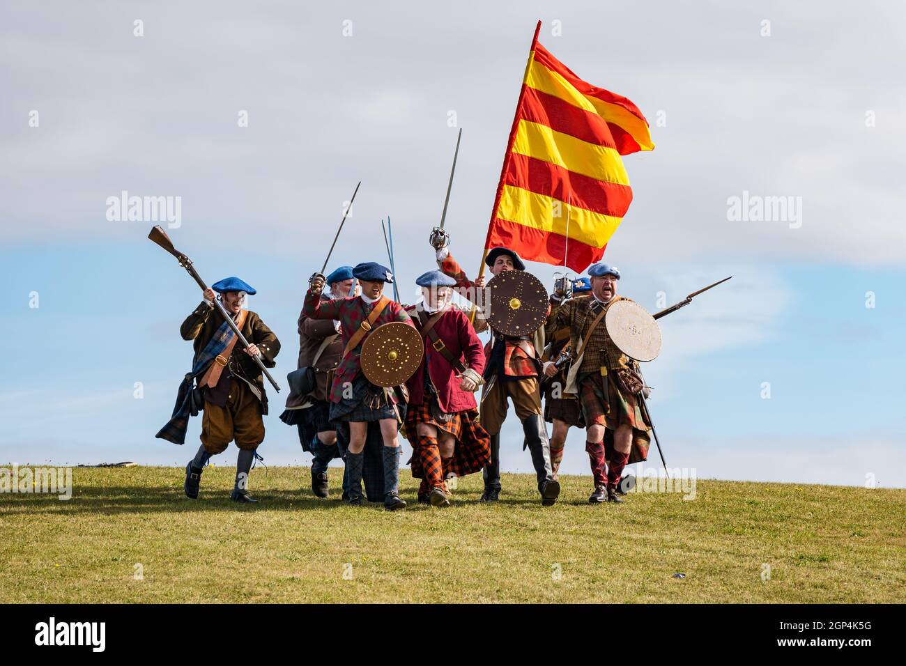 Jacobite Scotsmen im historischen Kostüm, das für die Nachstellung der Schlacht von Prestonpans, East Lothian, Schottland, Großbritannien, in Rechnung gestellt wird Stockfoto